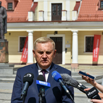 Prezydent Tadeusz Truskolaski zaprasza na uroczystości Święta Wojska Polskiego podczas konferencji prasowej