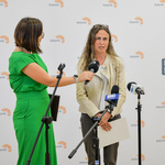 Wolontariuszka przemawia podczas konferencji prasowej