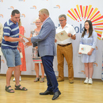 Prezydent Tadeusz Truskolaski wręcza wolontariuszowi okolicznościowy dyplom