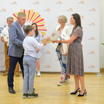 Prezydent Tadeusz Truskolaski wręcza młodemu wolontariuszowi i jego mamie okolicznościowy dyplom