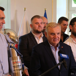 Prezydent Tadeusz Truskolaski składa gratulacje drużynie Lowlanders podczas konferencji prasowej
