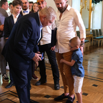 Prezydent Tadeusz Truskolaski rozmawia z chłopcem