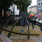 Pomnik, w dawnej dzielnicy żydowskiej – Szulhof, upamiętniający Wielką synagogę oraz tragedię ok. 700 osób pochodzenia żydowskiego, które w dniu wkroczenia wojsk nazistowskich do Białegostoku 27 czerwca 1941 roku, zostały w niej zamknięte i podpalone przez Niemców. Razem z synagogą spłonęła większość dzielnicy.