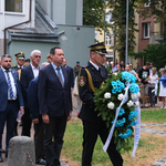Ambasadora Izraela składa kwiaty przy pomniku Wielkiej Synagogi. Asystuje Strażnik Miejski 