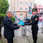 Prezydent Tadeusz Truskolaski stawia znacz przy tablicy upamiętniającej 