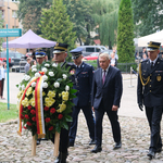Prezydent Tadeusz Truskolaski składa wieniec przy Pomniku Bohaterów Getta. Asystują przedstawiciele służb mundurowych 