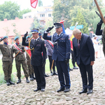 Prezydent Tadeusz Truskolaski oddaje cześć ofiarom holokaustu. Asystują przedstawiciele służb mundurowych