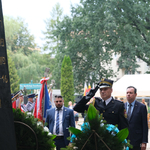 Ambasador Izraela w Polsce Jaakow Liwne składa wieniec przy pomniku