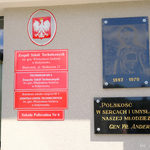 Wejście do Zespołu Szkół Technicznych. Po prawej stronie wizerunek patrona szkoły gen Władysława Andersa
