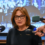 Pani Dyrektor Grażyna Dworakowska odpowiada na pytania dziennikarzy podczas konferencji prasowej