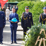 Dyrektor Departamentu Prezydenta Miasta Jacek Brzozowski stawia znicz przy pomniku ofiar wojny polsko - bolszewickiej. Asystują przedstawiciele służb mundurowych