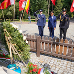 Dyrektor Departamentu Prezydenta Miasta Jacek Brzozowski oddaje cześć bohaterom przy pomniku poświęconym Oficerom i żołnierzom 42 Pułku Piechoty poległym w wojnie polsko-bolszewickiej