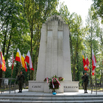 Warta honorowa przy pomniku na Cmentarzu Wojskowym w Białymstoku ku pamięci wszystkich nieznanych bohaterów walki o niepodległość