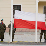 Poczet flagowy wciąga flagę na maszt
