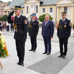 Prezydent Tadeusz Truskolaski oddaje cześć bohaterom przy pomniku Marszałka Piłsudskiego Asystują przedstawiciele służb mundurowych