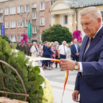 Prezydent Tadeusz Truskolaski poprawia szarfę przy wieńcu