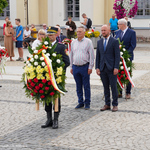 Przedstawiciele Rady Miasta składają wieniec przy pomniku Marszałka Piłsudskiego. Asystuje Strażnik Miejski