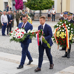 Poseł Krzysztof Truskolaski i Stefan Krajewski składają wieńce przy pomniku Marszałka Piłsudskiego