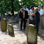 Rabin Icchak Rapoport i uczestnicy wydarzenia na cmentarzu