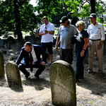 Rabin Icchak Rapoport i uczestnicy wydarzenia na cmentarzu