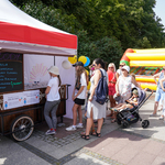Uczestnicy festynu w kolejce po lody