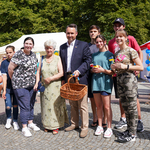 Zastępca prezydenta Przemysław Tuchliński z uczestnikami festynu