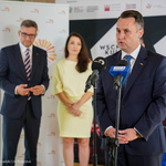Zastępca prezydenta Przemysław Tuchliński zabiera głos podczas konferencji prasowej