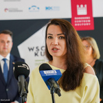 Przedstawicielka jednego z miast partnerskich zabiera głos na konferencji