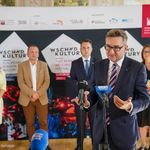 Przedstawiciel jednego z miast partnerskich zabiera głos na konferencji
