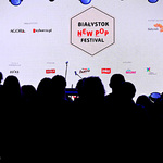 Uczestnicy koncertu w Białymstoku. Na ekranie logo Białystok New Pop Festival