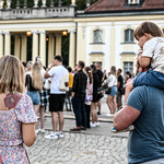 Uczestnicy koncertu New pop festival na placu przy Pałacu Branickich