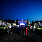 Uczestnicy koncertu New pop festival na placu przy Pałacu Branickich