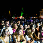 Uczestnicy koncertu New pop festival na placu przy Pałacu Branickich