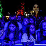 Uczestnicy koncertu New pop festival na placu przy Pałacu Branickich