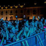 Uczestnicy koncertu New pop festival na placu przed Pałacem Branickich