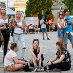 Uczestnicy koncertu New pop festival na placu przed Pałacem Branickich
