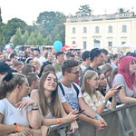 Uczestnicy koncertu New pop festival na placu przed Pałacem Branickich