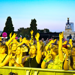Uczestnicy koncertu New pop festival na placu przed Pałacem Branickich