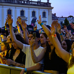 Uczestnicy koncertu New pop festival na placu przed Pałacem Branickich