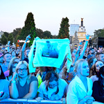 Uczestnicy koncertu New pop festival na placu przed Pałacem Branickich