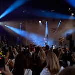 Uczestnicy koncertu New pop festival na placu przed Pałacem Branickich
