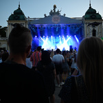 Uczestnicy koncertu New pop festival na placu przed Pałacem Branickich