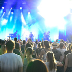 Uczestnicy koncertu New pop festival na placu przed Pałacem Branickich
