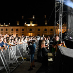 Uczestnicy koncertu New pop festival na placu przed Pałacem Branickich