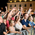 Uczestnicy koncertu New pop festival na placu przed Pałacem Branickich