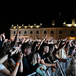 Uczestnicy koncertu New pop festival na placu przed Pałacem Branickich