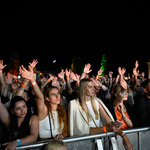 Uczestnicy koncertu New pop festival na placu przed Pałacem Branickich