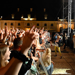 Uczestnicy koncertu New pop festival na placu przed Pałacem Branickich