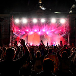Uczestnicy koncertu New pop festival na placu przed Pałacem Branickich