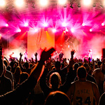 Uczestnicy koncertu New pop festival na placu przed Pałacem Branickich